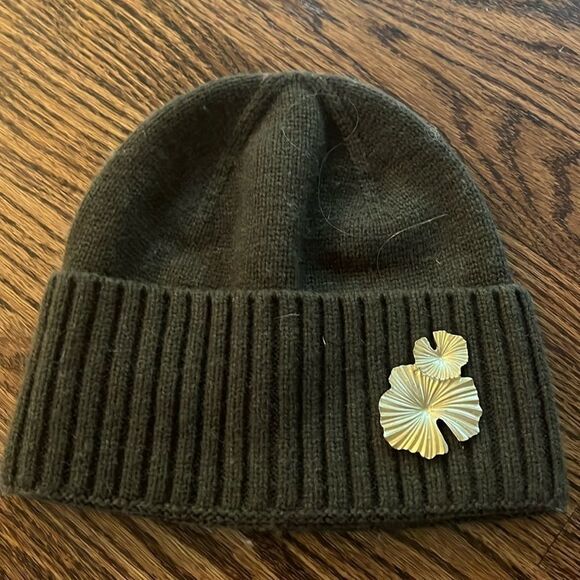 Anthropologie NWT Olive
Moss Green Knit
Embellished Floral Beanie